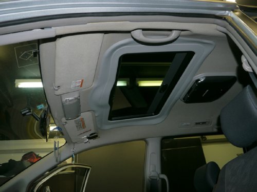 トヨタ（TOYOTA）・ノア（NOAH）への後付 サンルーフ（sunroof）取付画像。ベバスト（webasto）ホランディア300デラックスラージ（Hollandia 300 Deluxe Large）