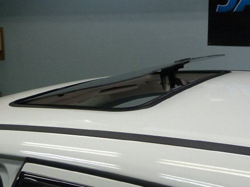 メルセデス ベンツ（Mercedes-Benz）Bクラス（B-Class）への後付サンルーフ（sunroof）取付画像。ベバスト（webasto）ホランディア100デラックス（Hollandia 100 Deluxe）手動式07